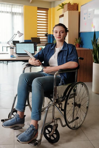 Mulher jovem, trabalhando, em, escritório