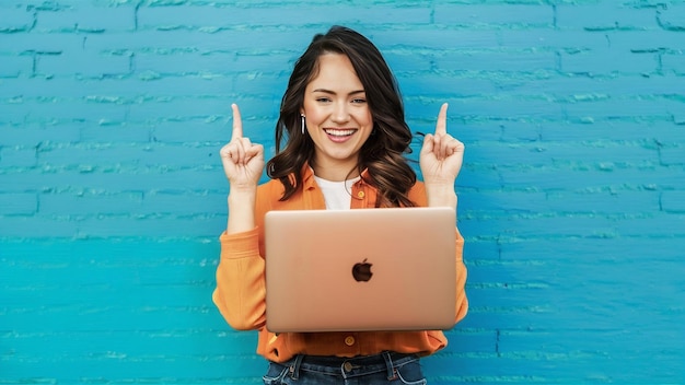 Mulher jovem trabalhando em laptop com gesto de vitória posando isolada na parede turquesa