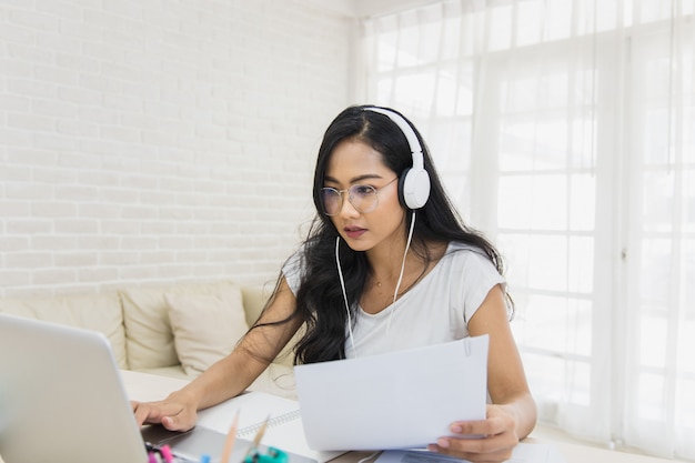 Mulher jovem trabalhando online em casa