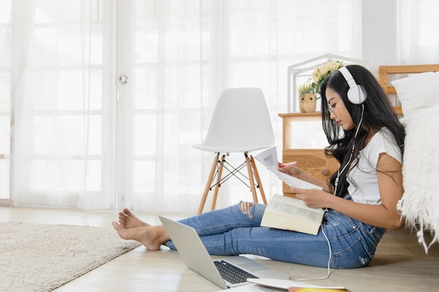 Mulher jovem trabalhando online em casa