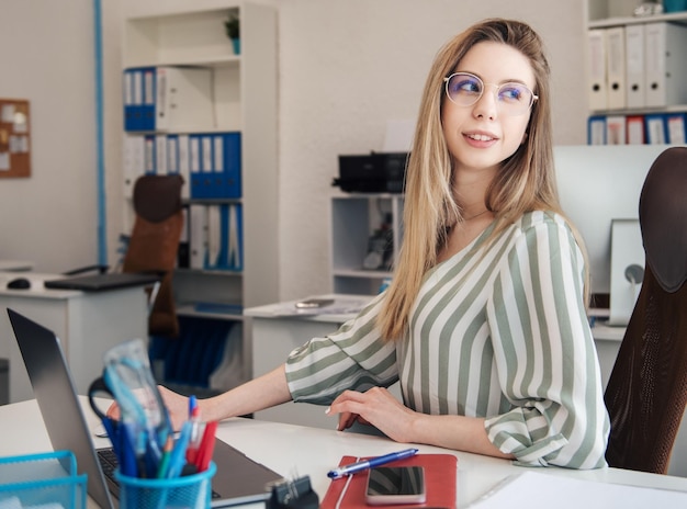 Mulher jovem, trabalhando, um computador