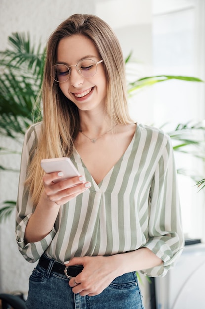 Mulher jovem, trabalhando, um computador