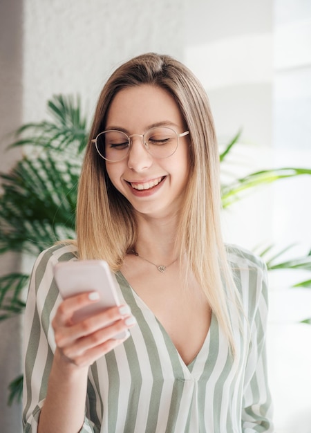 Mulher jovem, trabalhando, um computador