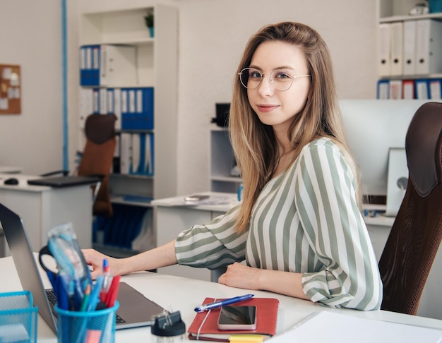 Mulher jovem, trabalhando, um computador