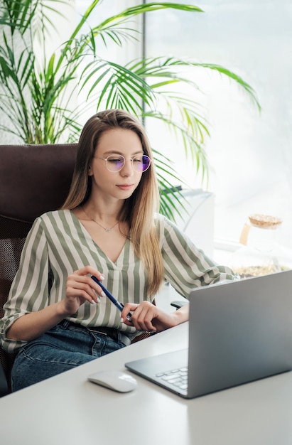 Mulher jovem, trabalhando, um computador