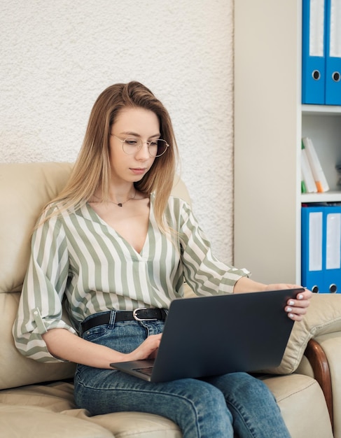 Mulher jovem, trabalhando, um computador