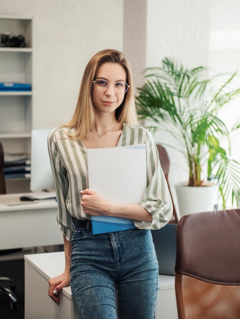 Mulher jovem, trabalhando, um computador