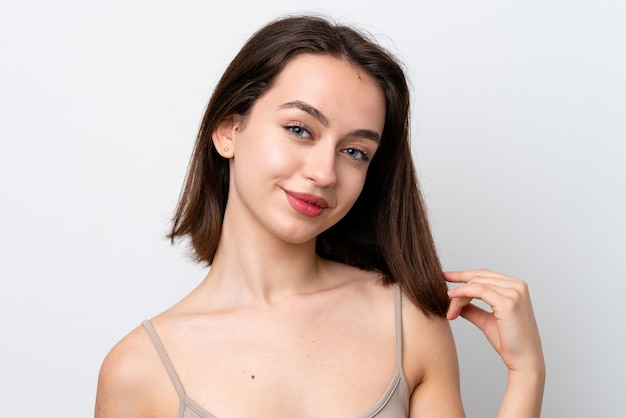 Mulher jovem ucraniana isolada em fundo branco com expressão feliz Retrato em close-up