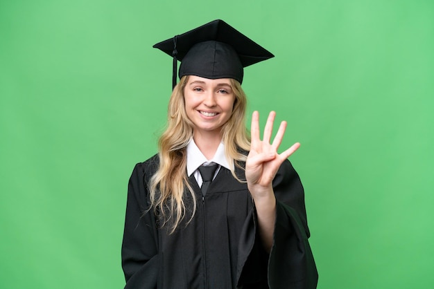 Mulher jovem universitária inglesa graduada sobre fundo isolado feliz e contando quatro com os dedos