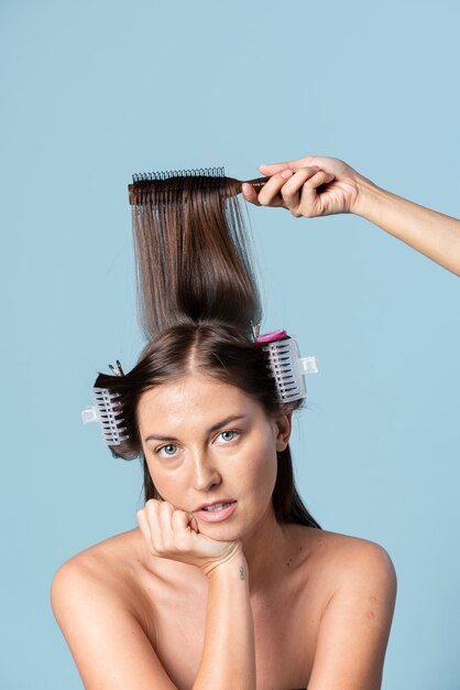 Mulher jovem usando bobes de cabelo