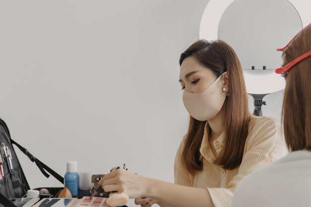 Foto mulher jovem usando chapéu contra fundo branco