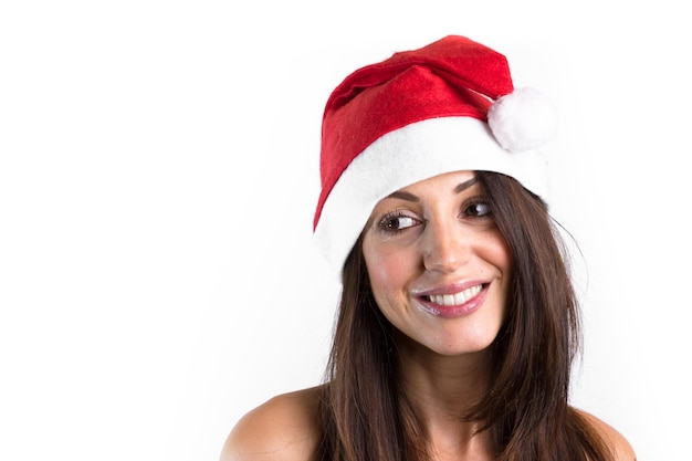 Foto mulher jovem usando chapéu de papai noel contra fundo branco