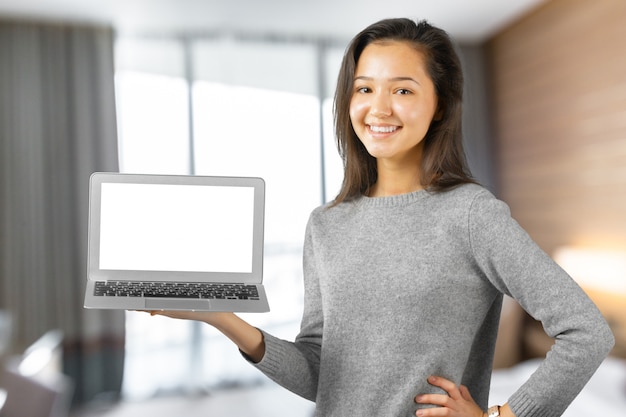 Mulher jovem, usando computador laptop