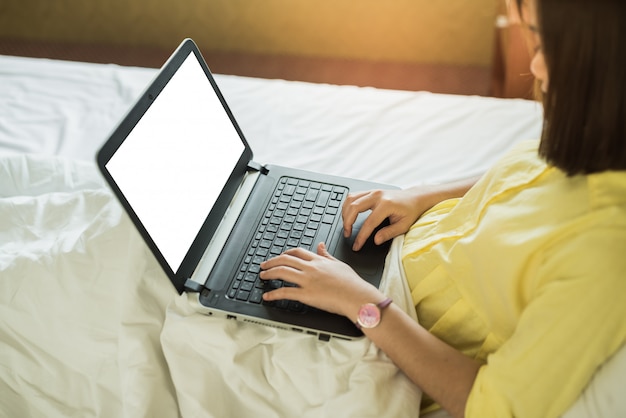 Mulher jovem, usando computador portátil, em, quarto, casa