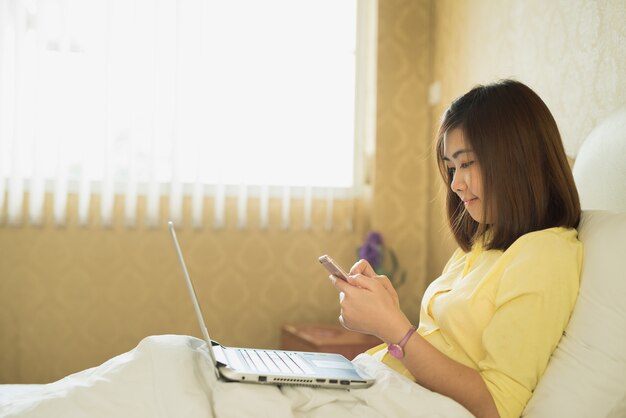 Mulher jovem, usando computador portátil, em, quarto, casa