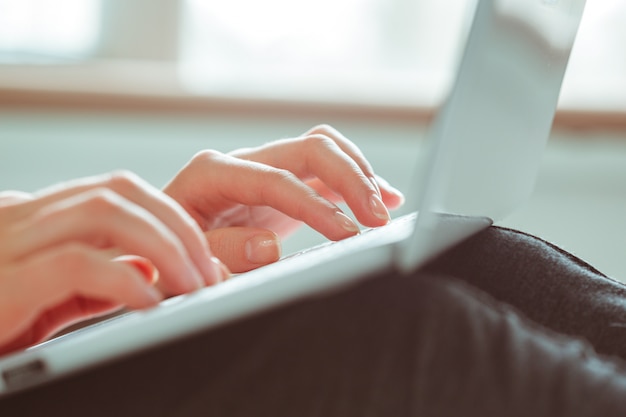 Mulher jovem, usando computador portátil