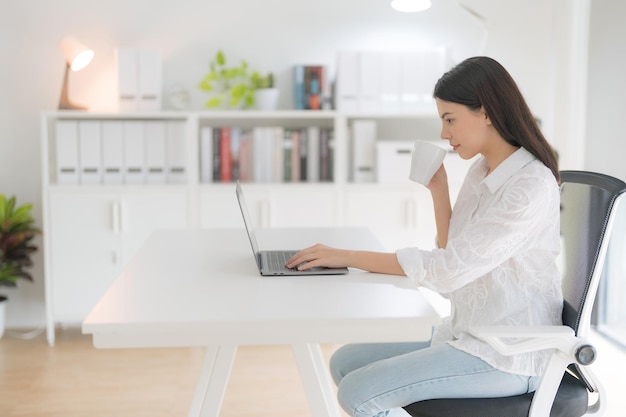 Mulher jovem usando computador