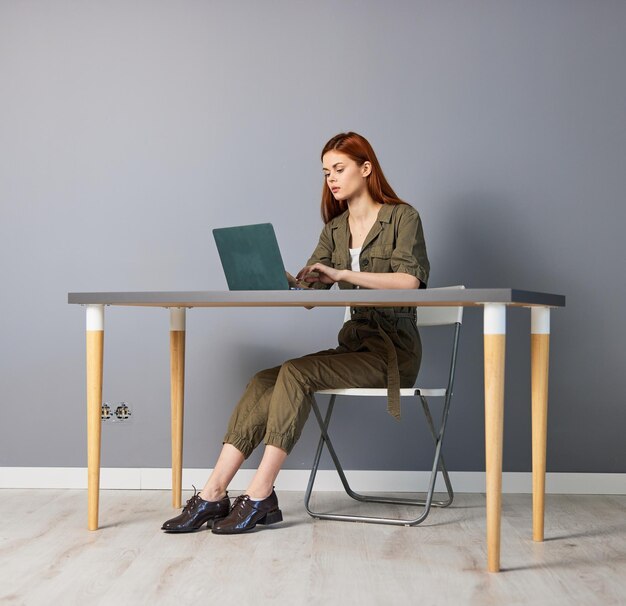 Foto mulher jovem usando laptop em casa