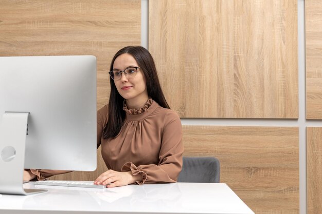 Foto mulher jovem usando laptop em casa