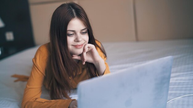 Foto mulher jovem usando laptop em casa