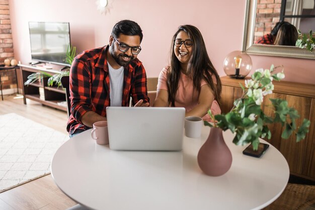 Foto mulher jovem usando laptop na mesa