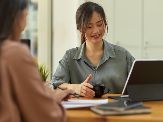 Mulher jovem usando laptop na mesa