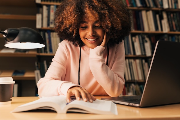 Foto mulher jovem usando laptop na mesa