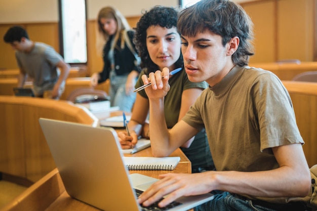 Mulher jovem usando laptop na mesa