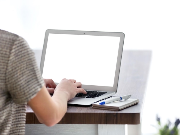 Mulher jovem usando laptop na mesa