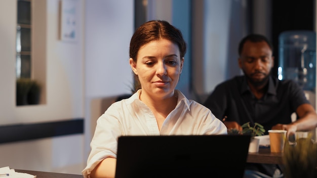 Foto mulher jovem usando laptop no escritório