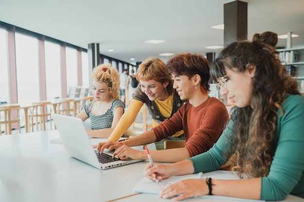 Mulher jovem usando laptop no escritório