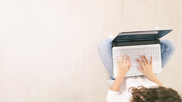 Mulher jovem usando laptop Top view menina mãos teclado de computador Estilo de vida