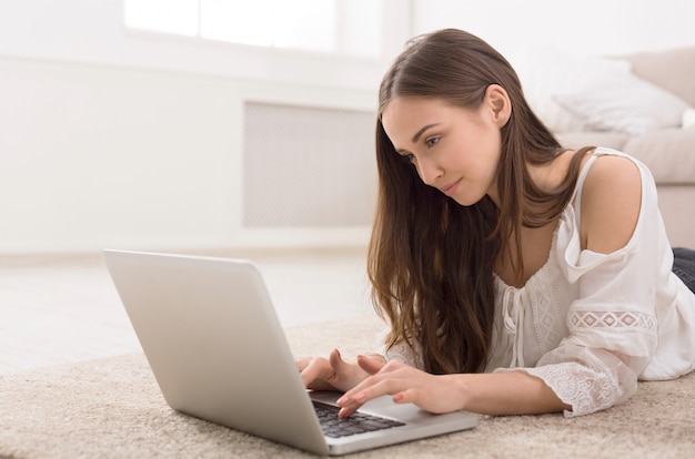 Mulher jovem usando laptop