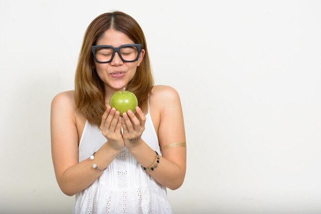 Foto mulher jovem usando máscara contra fundo branco