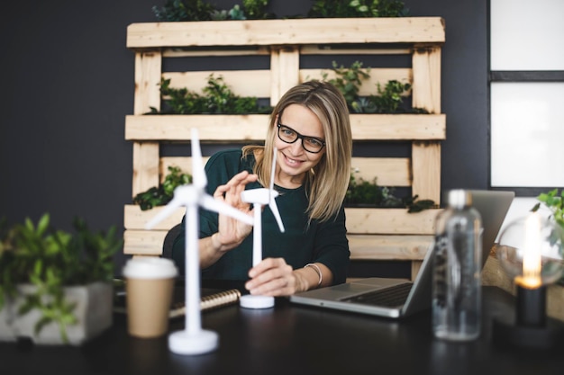 Foto mulher jovem usando o telefone enquanto está sentada na mesa