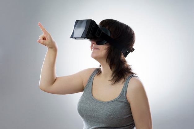Mulher jovem usando óculos de realidade virtual