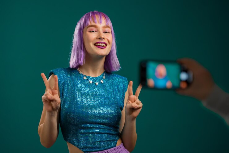 Foto mulher jovem usando smartphone contra um fundo cinzento
