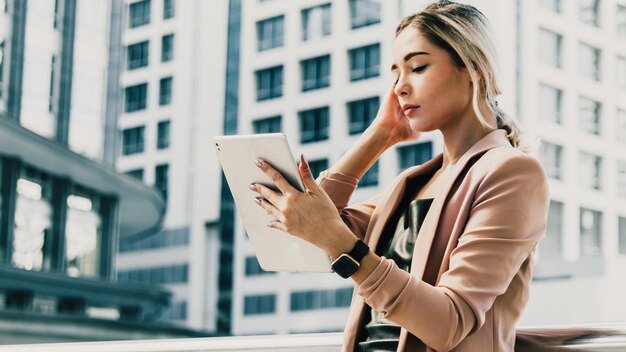 Mulher jovem usando tablet digital na cidade