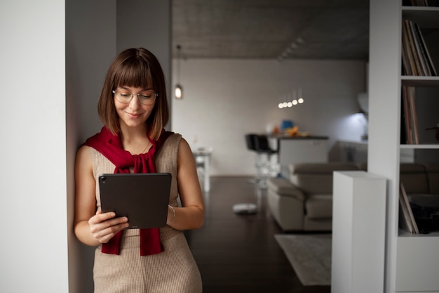 Mulher jovem usando tecnologia doméstica