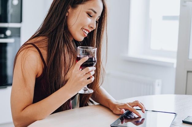 Mulher jovem usando telefone celular em casa