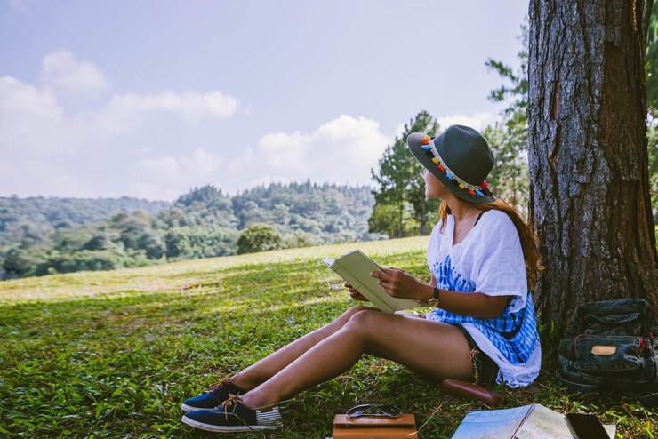 Foto mulher jovem usando telefone móvel enquanto está sentada em terra