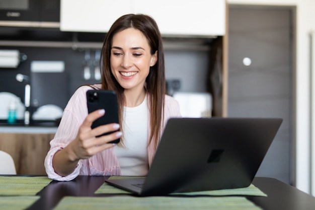 Mulher jovem usando um laptop