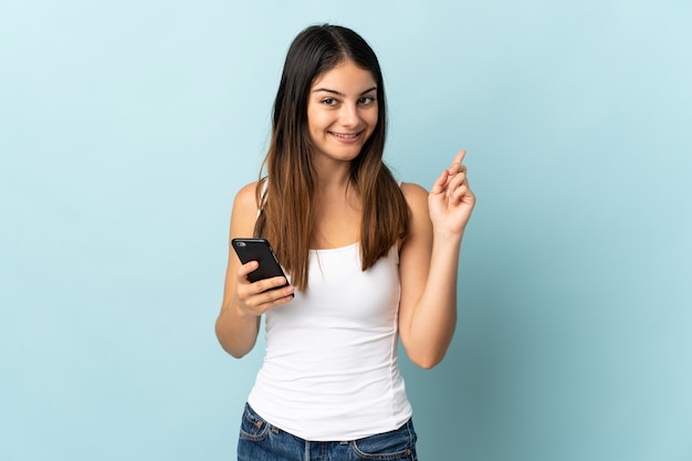 Mulher jovem usando um telefone celular