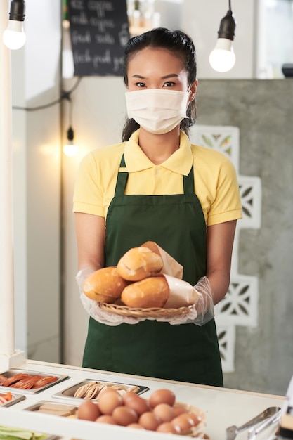 Mulher jovem vendendo sanduíches