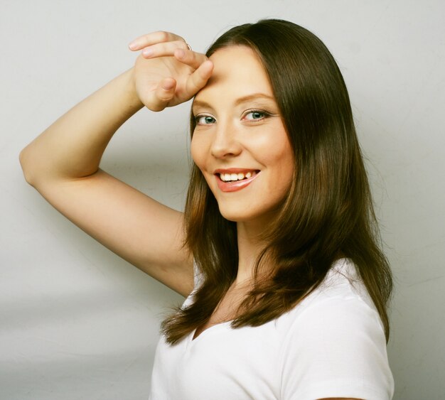 Mulher jovem vestindo camiseta branca, foto do estúdio