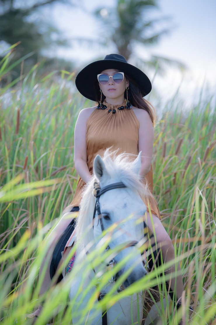 Foto mulher jovem vestindo chapéu de pé no campo