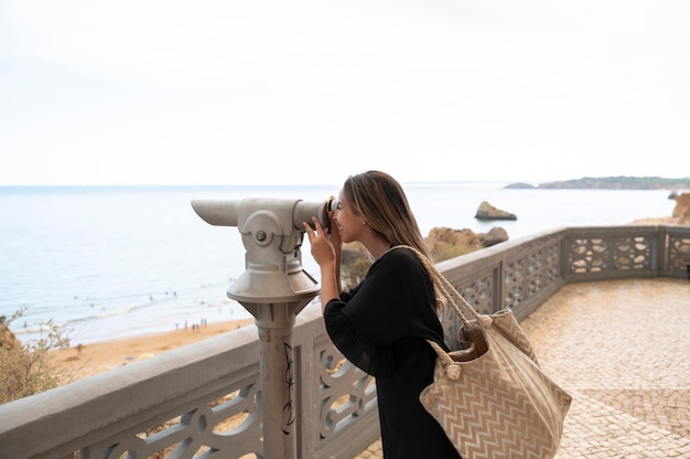 Foto mulher jovem viajando sem cobiça