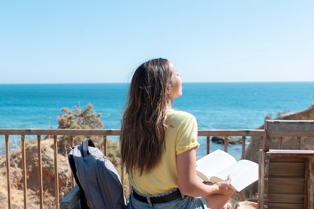 Foto mulher jovem viajando sem cobiça