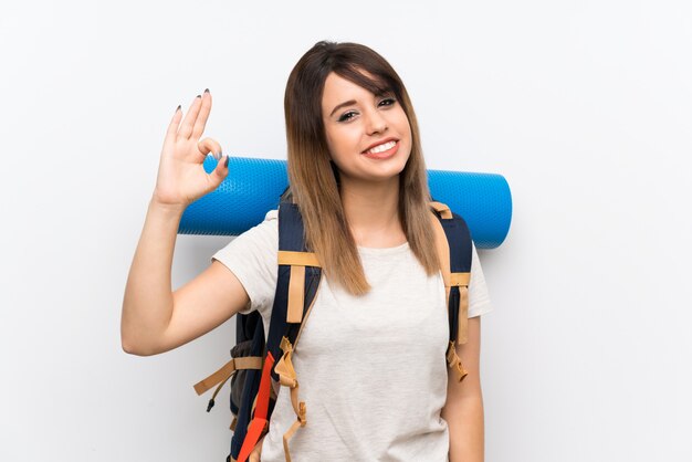 Mulher jovem viajante sobre branco mostrando sinal de ok com os dedos