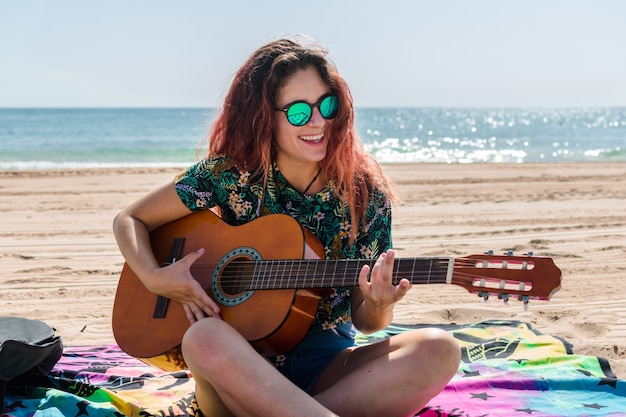 Mulher jovem, violão jogo, praia